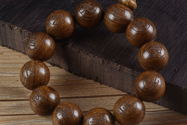 Kenlina Sandalwood Bracelet – Engraved Mantra Beads